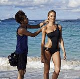 组图：维密天使坎蒂丝豪放全裸 坐床边胴体诱人