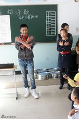 高清图：陆毅做星愿使者做公益 希望小学为孩子献唱