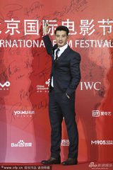 组图：《三个未婚妈妈》居文沛紫色长裙优雅