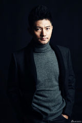 组图：彭博写真曝光 俊朗中显绅士风度