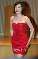 幻灯图：崔贞媛美艳红裙出席SBS新剧发布会