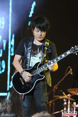 组图：五月天西岸音乐节开唱 女粉丝激动昏倒