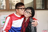 组图：钱嘉乐汤盈盈爱女出生 甜蜜接吻送喜糖