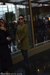 组图：昔日艳星彭丹穿制服现身英气十足