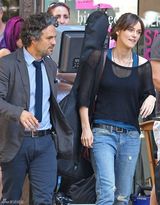 组图：凯拉-奈特莉与马克-鲁弗洛片场谈笑风生