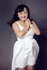 组图：“胖花”臧洪娜文艺出击 白裙飘飘显优雅