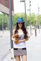 组图：樊蕊街拍 条纹连衣裙搭蓝色帽子