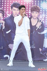 组图：汪东城蔡旻佑台北为电视原声带签唱