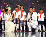 组图：杨钰莹《歌声传奇》当幼师泪流满面