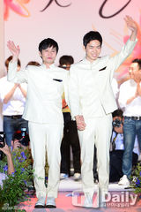 组图：韩导与同性恋人高调完婚 河莉秀等道贺