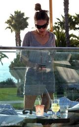 高清组图：莎拉-杰西卡-帕克南加州晒日光浴秀身材