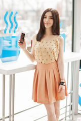 组图：熊乃瑾携宠物拍杂志封面 享受悠闲午后时光