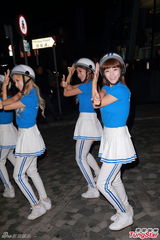 组图：Crayon Pop戴头盔现身握手会 大跳热舞