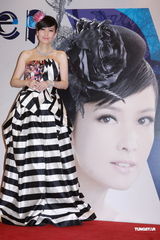 组图：周慧敏低胸拖尾长裙现身 否认给老公赚钱