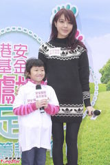 组图：官恩娜任爱心大使 参与慈善笑容亲切