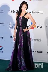 组图：韩孝珠玉泽演等众星亮相釜山电影节蓝毯