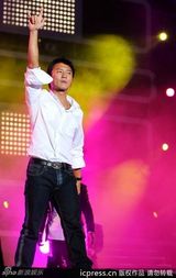 组图：谢霆锋献唱演唱会 蔡依林露胸垫上下走光