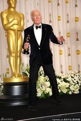 高清组图：奥斯卡后台获奖众星举金人光彩照人