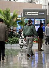 幻灯图：吴镇宇疑似返港受审 《战国》剧组封口