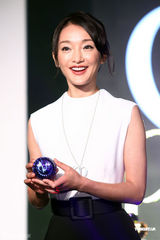 组图：周迅代言捞千万 皮肤过敏私下不化妆