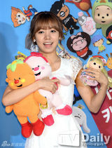 组图：韩团A pink任宣传大使黑白配甜美亮相