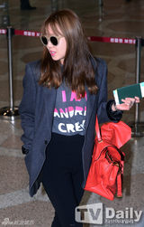 组图：韩星孔孝真赴中国出席活动 机场秀时尚