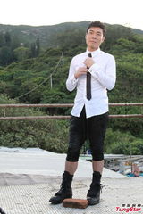 组图：许志安沙滩拍MV 赞叹歌迷花心思