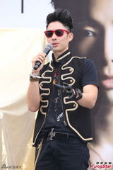 组图：吴建豪亮相签唱会 墨镜耍酷现场热舞