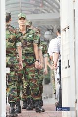 组图：韩星Boom退伍李准基送别SJ到贺 激动跪地大喊