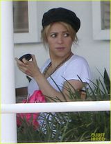 组图：夏奇拉清新造型逛街 美国之声第六季回归