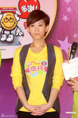 高清图：谭咏麟与郑欣宜做公益 与长者搭乘地铁