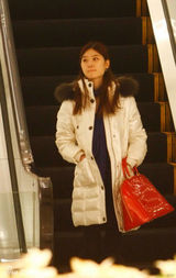 幻灯图：车震门女主角张如意逛街 情绪低落