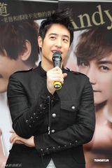 高清图：张世明新书大卖 潘玮柏现身庆功会力挺