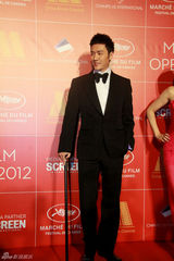 组图：冯绍峰亮相戛纳中国之夜 王中磊相伴走红毯