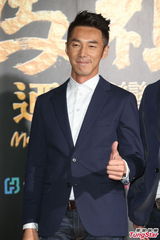 组图：任贤齐电影首映会 蓝心湄带伤站台力挺