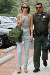 高清组图：惠特莉和男友杰森亮相 牛仔裤秀长腿