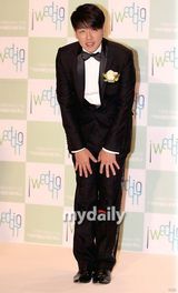 组图：韩国演员柳时元举行结婚新闻发布会