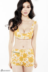 组图：巩新亮夏日写真曝光 颦笑间展性感魅惑