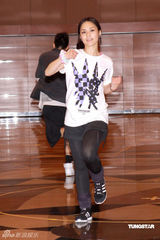 幻灯图集：Twins为个唱彩排 陈伟霆容祖儿探望加油