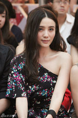 组图：小宋佳造型别具一格 诠释独有随性味道