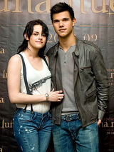 幻灯：皮特东京亮相 《天伦》两女星纵情相拥