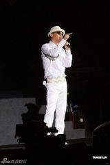 组图：蔡枫华演唱会完美收官 自言置之死地而后生