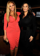 组图：碧昂斯产后首露面 上围暴涨与Jay-Z赴夜店