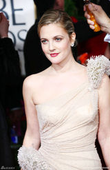 高清组图：女星德鲁-巴里摩尔和男友当众亲吻