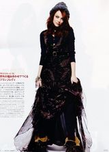 高清组图：艾玛-斯通登日本杂志封面 媚眼如洋娃娃