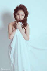 组图：名模王慕骅薄纱裹身 演绎万种风情