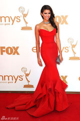 组图：艾美奖红毯 妮娜-杜波夫抹胸红裙秀美背