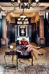 高清图：王雅婕古堡写真谜样风情 享受精致生活