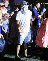 组图：小李携超模女友看音乐节 蒙面热舞扭不停