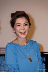 组图：Ella出席公益影像展 喜事将近洋溢幸福